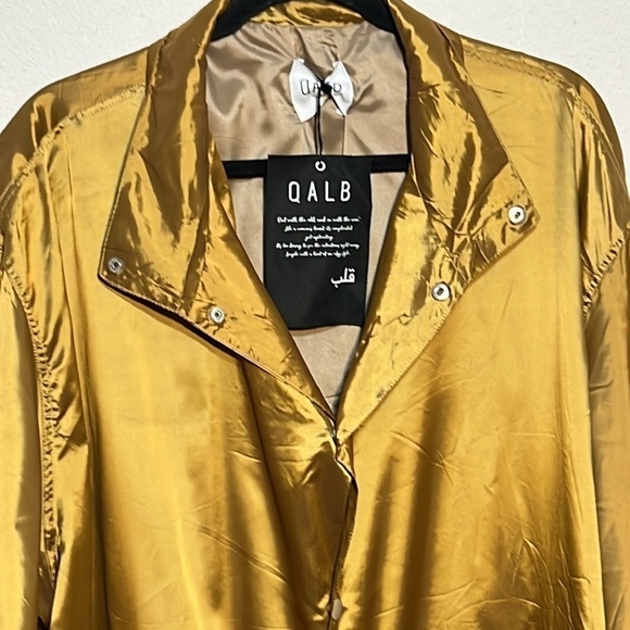 QALB Gold Tone Hooded Wind Jacket - Picture 5 of 13